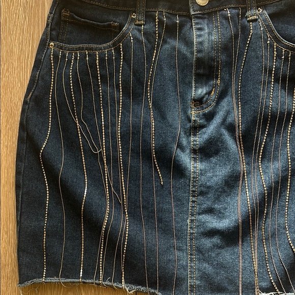 Chic Denim Mini Skirt with Chain Accents - Picture 8 of 8